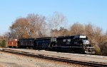 NS 3533 pushes train P06 towards the Dan River